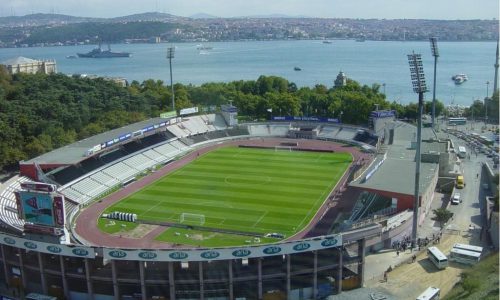 Oude stadion met zicht op de Bospurus